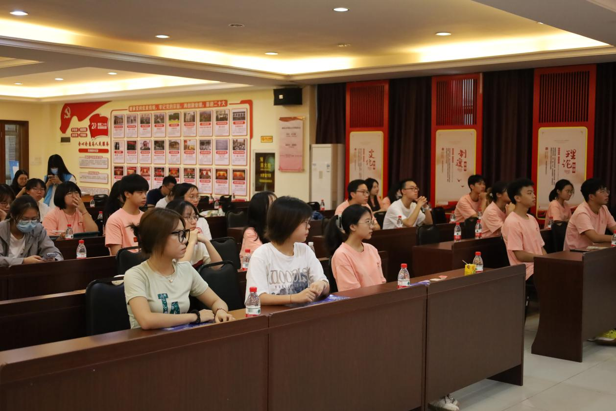 石龙镇举办“大学生就业权益与保护”专题讲座