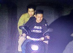 东莞两男子流窜多镇街专门飞车抢手机，结果在做这件事的时候被逮！