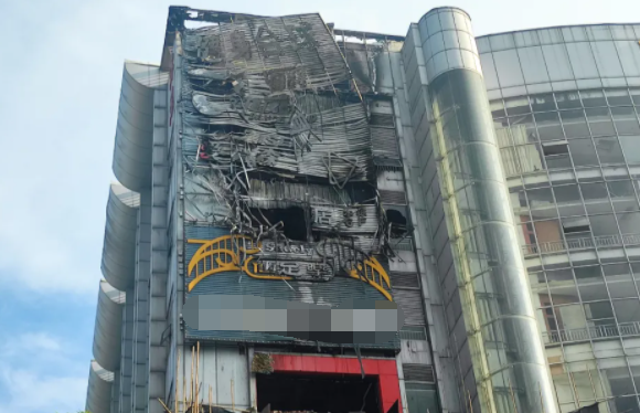 东莞一酒店广告牌突然起火，只因这个操作…